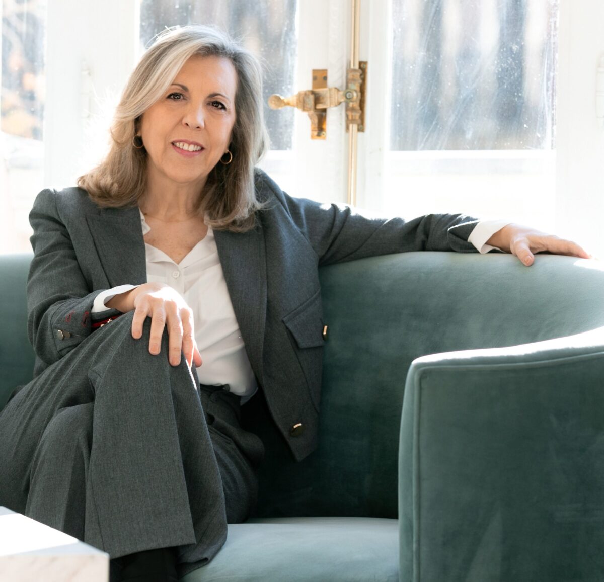 Marta Checa con taza de café