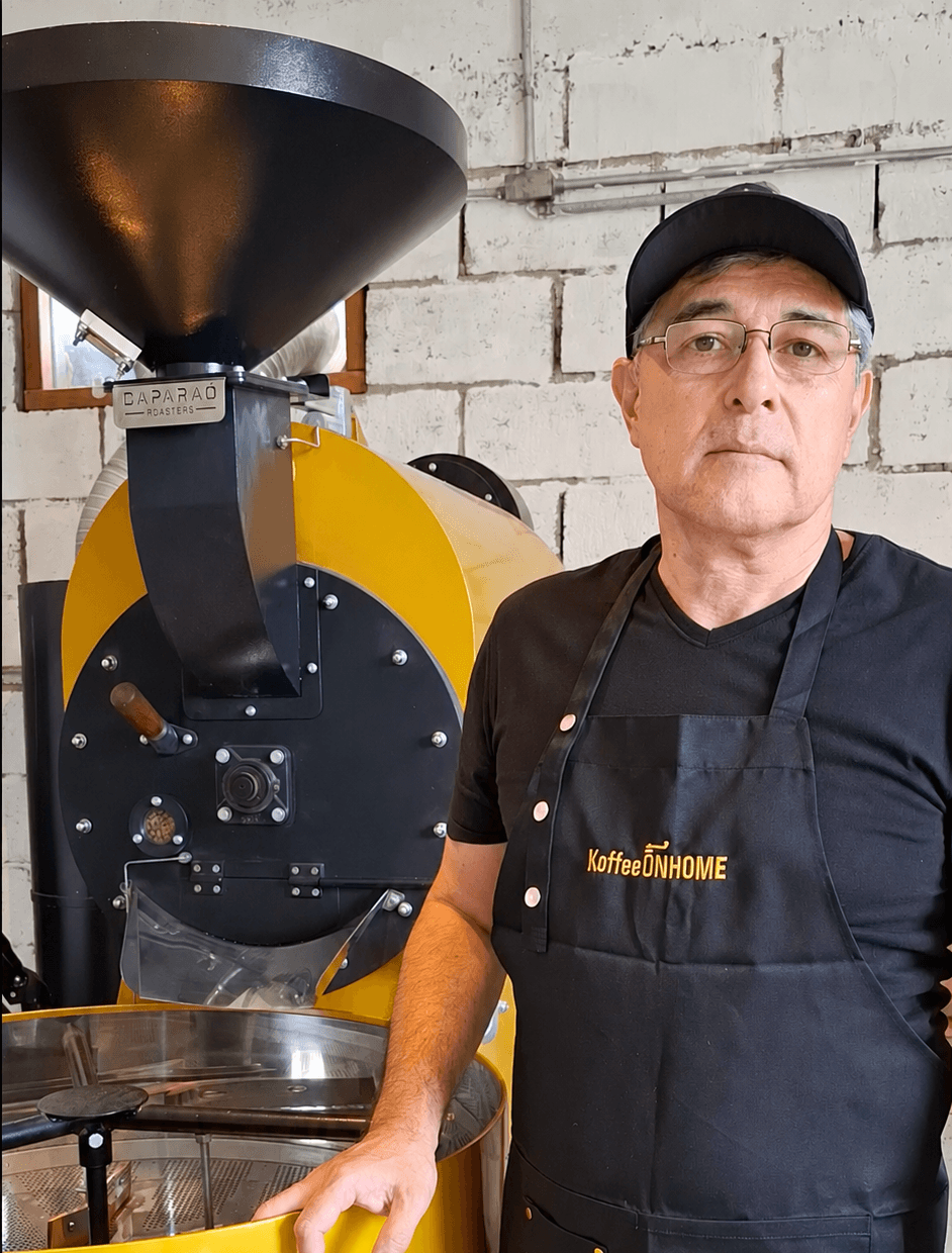 Waldo junto al tostador de café de Koffee On Home